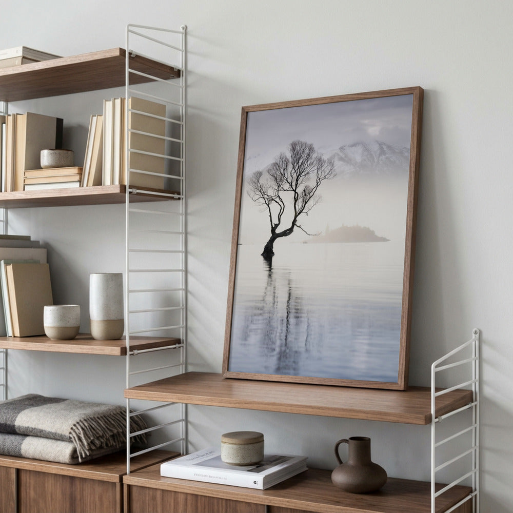 Innrammet plakat med et tre ved vannet