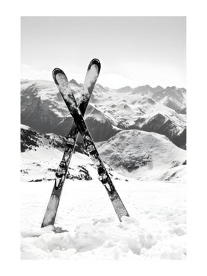 Vinterlandskap med kryssede ski