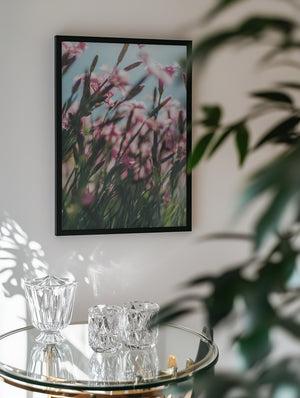 Drømmende scene med lyserøde blomster