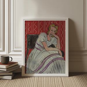 Jeune Femme Assise En Robe Grise