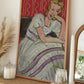 Jeune Femme Assise En Robe Grise