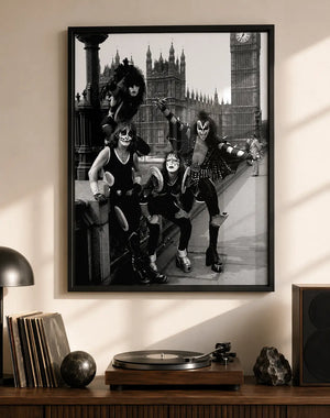 KISS-plakat i London – ikonisk rockeband i svart-hvitt
