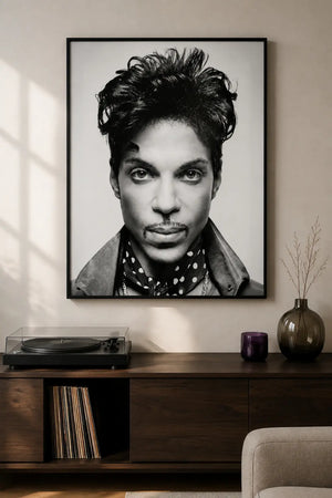 Prince-plakat i svart-hvitt – ikonisk musikklegende med gitar