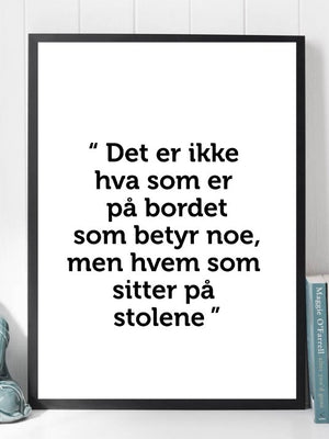 Det er ikke hva som er på bordet som betyr noe - Tekstplakat - Plakatbar.no