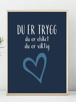 Du er trygg, du er elsket, du er viktig - mørkeblå plakat - Plakatbar.no