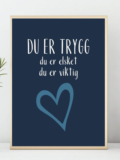 Du er trygg, du er elsket, du er viktig - mørkeblå plakat - Plakatbar.no