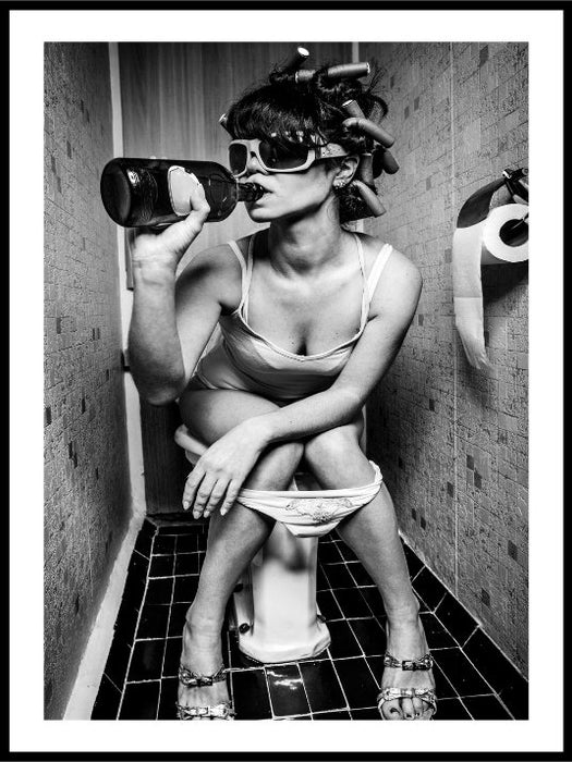 Girl Drinking In Toilet Poster - Plakatbar.no