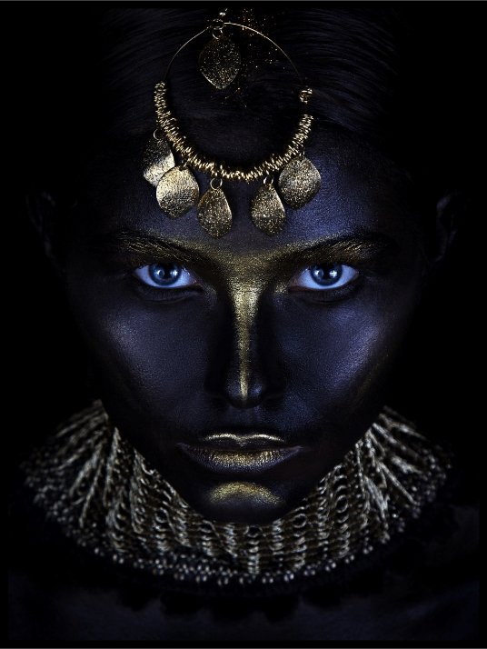 Gold of Maya - Sort og guld plakat
