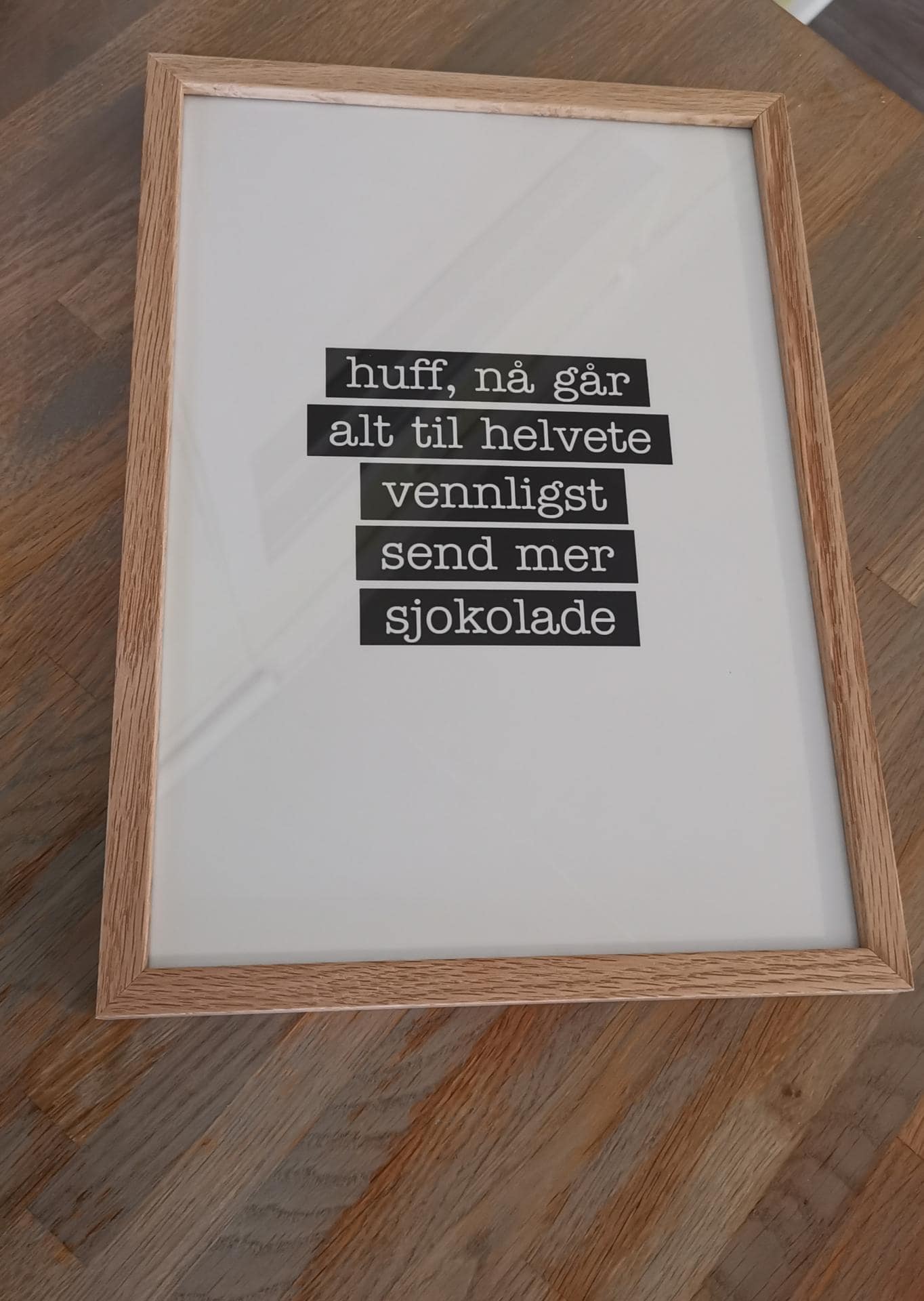 Huff nå går alt til helvete. Vennligst send mer sjokolade - Morsom Plakat - Plakatbar.no