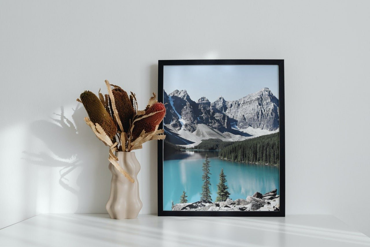 Innsjø mellom fjell - Plakatbar.no