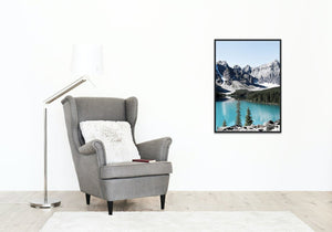 Innsjø mellom fjell - Plakatbar.no