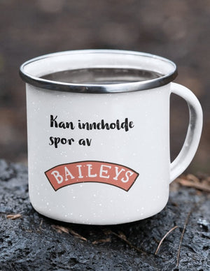 Kan inneholde spor av Baileys - Emaljekopp med sølvkant - Plakatbar.no