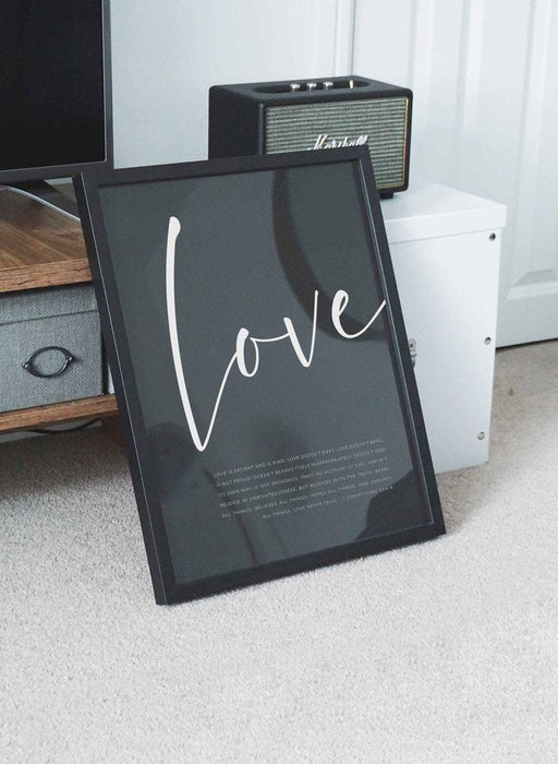 Kristen typografiplakat - LOVE - Korinter 13:4-8 - Plakatbar.no