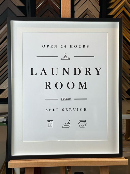 Laundry Room Self Service - Hvit Plakat til vaskerommet - Plakatbar.no