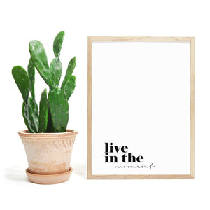 Live in the Moment. Minimalistisk plakat i sort/hvitt - Plakatbar.no