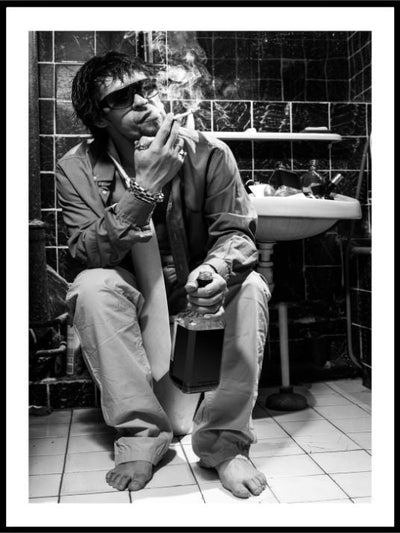 Man Drinking and Smoking In Toilet Poster - Plakatbar.no