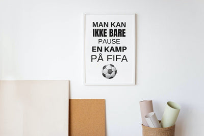 Man kan ikke bare pause - Fifaplakat - Plakatbar.no