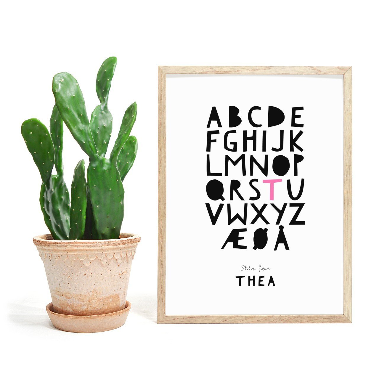 Navneplakat Alfabet - En flott og personlig plakat med rosa stempel - Plakatbar.no