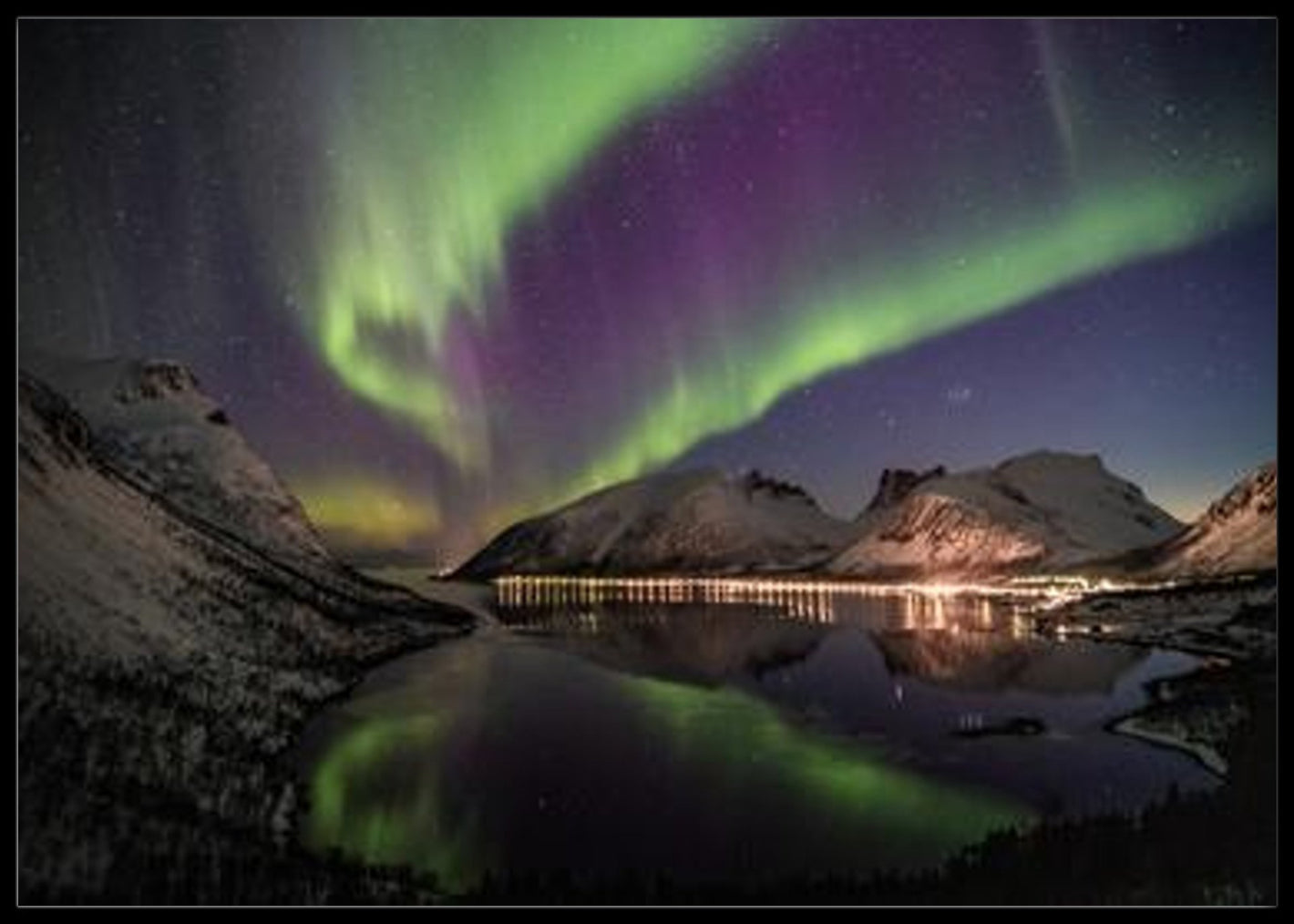Nordlys over bygd og fjord poster - Plakatbar.no