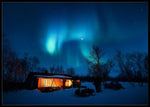 Nordlys over hytte i fjellet poster - Plakatbar.no