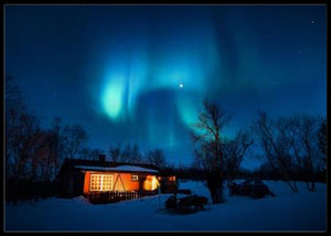 Nordlys over hytte i fjellet poster - Plakatbar.no