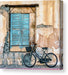 Old window and bicycle på kvadratisk lerret - Plakatbar.no
