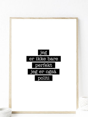 Politi - Jeg er ikke bare perfekt Plakat - Plakatbar.no