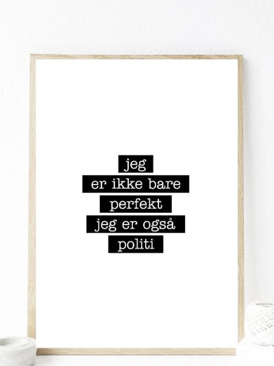 Politi - Jeg er ikke bare perfekt Plakat - Plakatbar.no