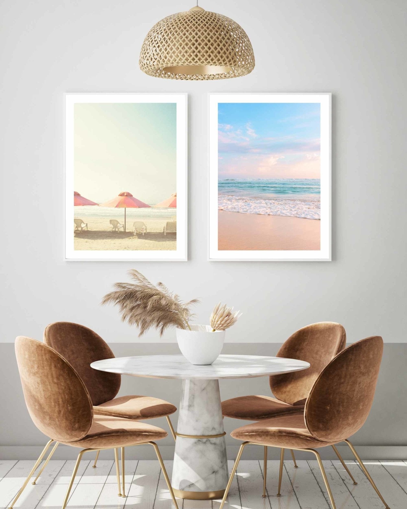 Vintage sommer strand med pastellparasoller - Plakat - Plakatbar.no