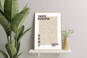 Yayoi Kusama Beige Dots Poster - Plakatbar.no